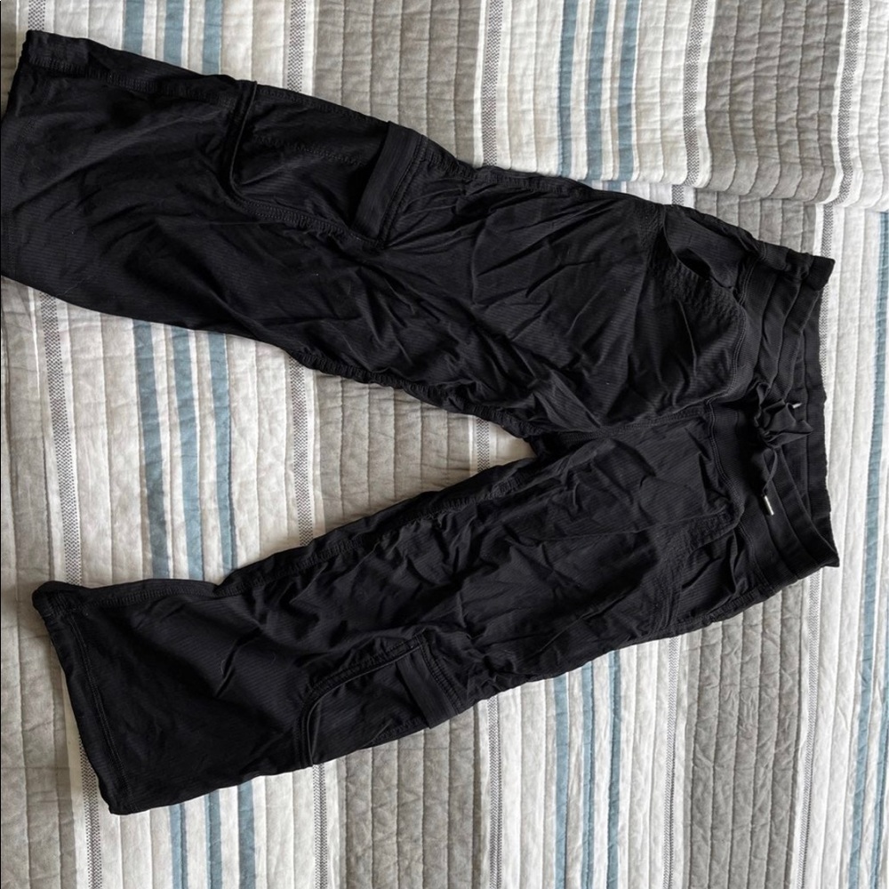 Lululemon black capris size 4